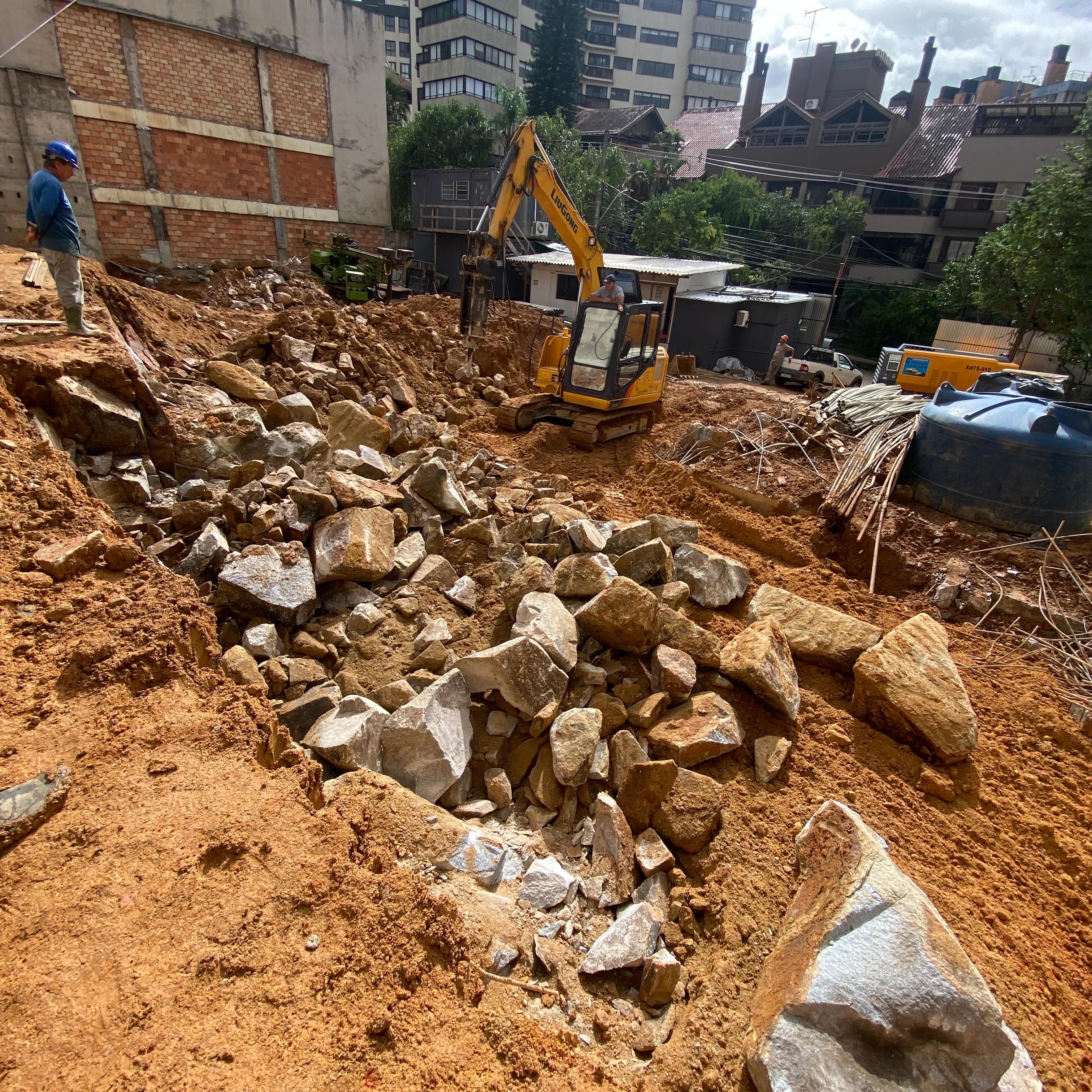 Desmonte de rocha executado em área urbana